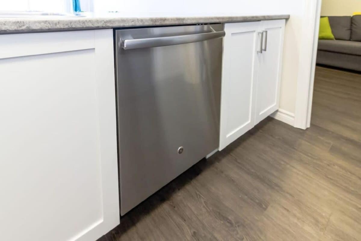 Newly Renovated Modern Condo Near Hospital, Unb Patio & Parking Coffee 세인트존 외부 사진